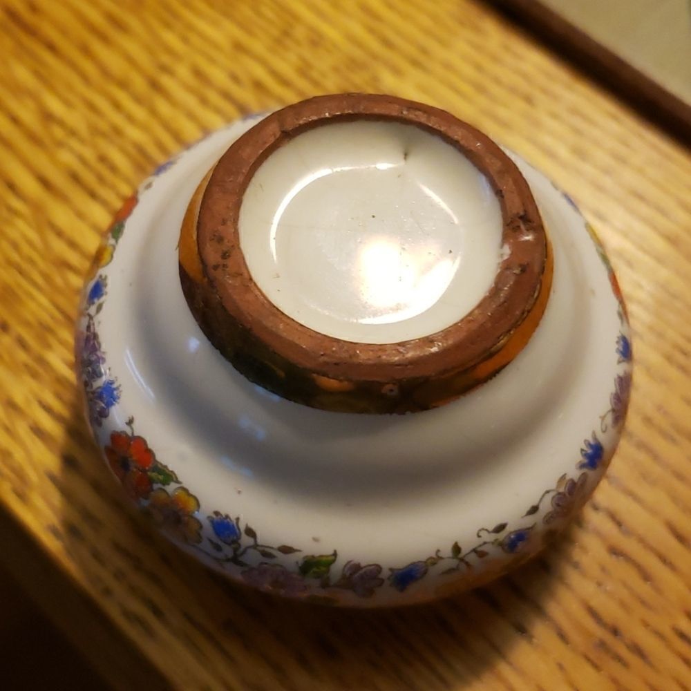 Vintage Beautiful Pill Box - Picture 2 of 5